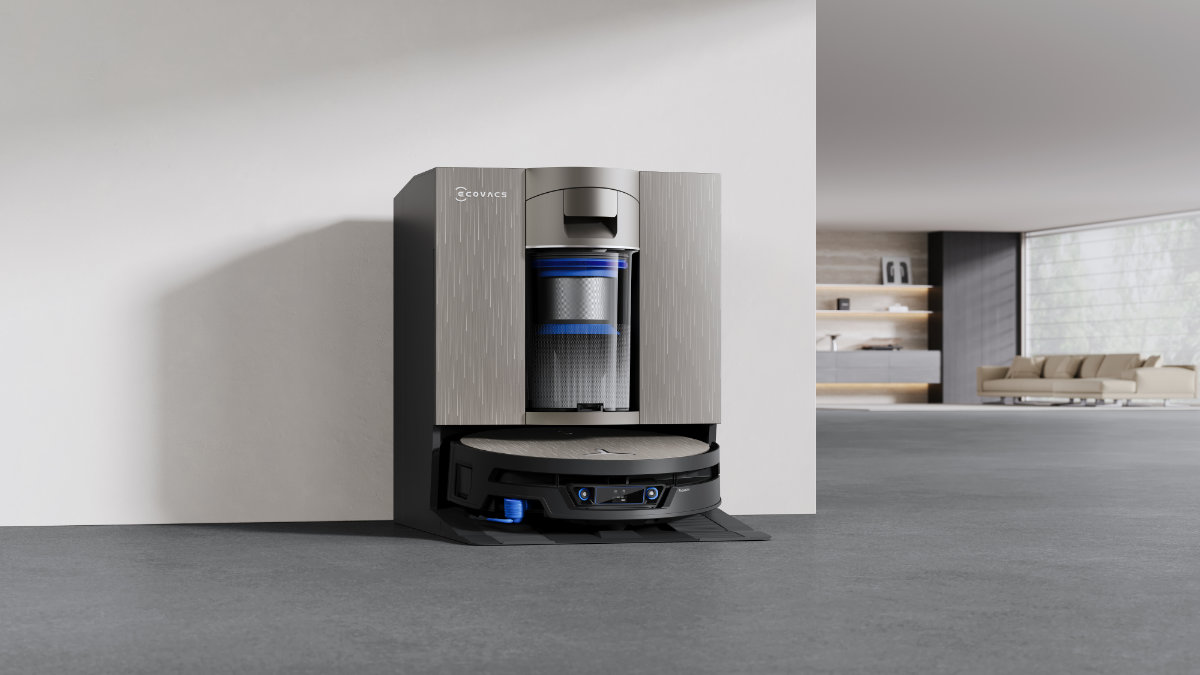 Robot Deebot stoi w stacji Omni, na drugim planie widoczny salon