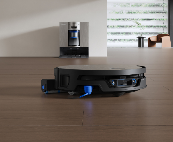 Robot Deebot mopuje podłogę twardą w salonie, na 2 planie widoczna stacja Omni