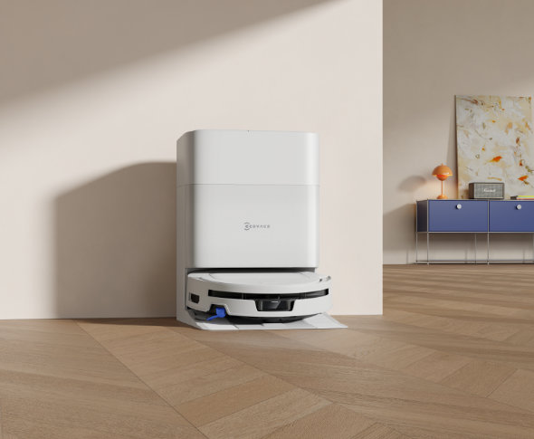 ECOVACS DEEBOT T90 MAX OMNI – robot odkurzająco-mopujący w stacji OMNI na tle salonu pod ścianą