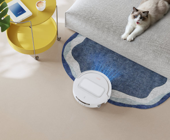 ECOVACS DEEBOT T90 MAX PRO OMNI Robot odkurzająco-mopujący i ukazana siła ssana. Kot na kanapie. Skanujący otoczenie robot.