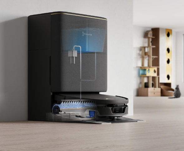 Robot odkurzający DEEBOT T90S Pro Omni stojący pod ścianą na tle pokoju z ukazanymi rolkami