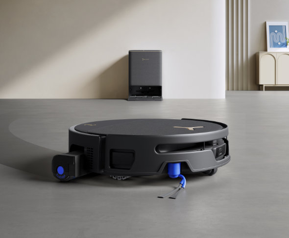 Robot odkurzający DEEBOT T90S Pro sprzątający podłogę w salonie na tle stacji dokującej