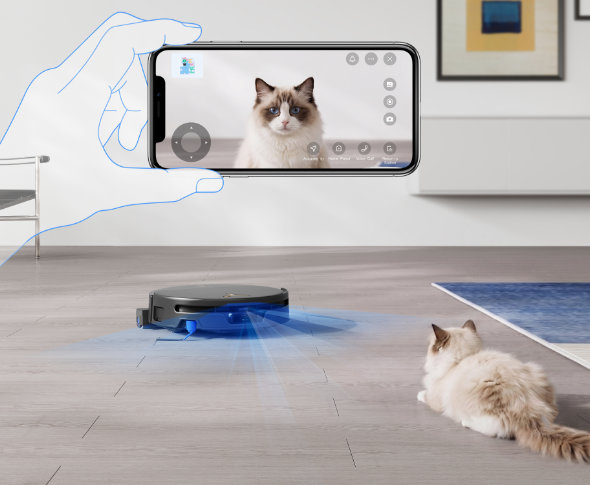 Robot odkurzający DEEBOT T90S Pro w salonie skanujący otoczenie, w otoczeniu zwierząt, np. kota