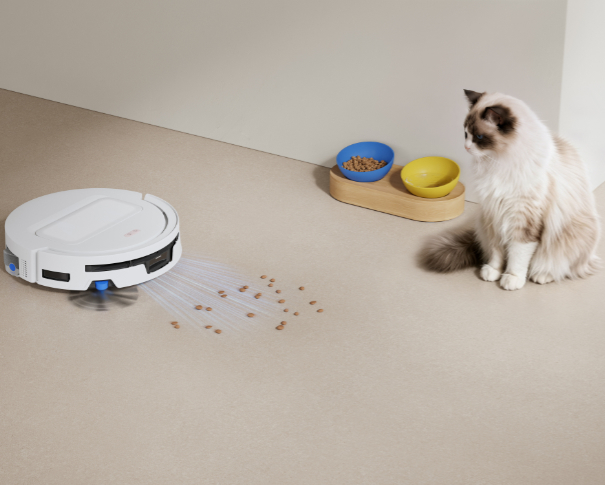 ECOVACS DEEBOT T90 MAX PRO OMNI Robot odkurzająco-mopujący w sypialni, w tle łózko i zwierzę, robot wciąga kłaczki i włosy.